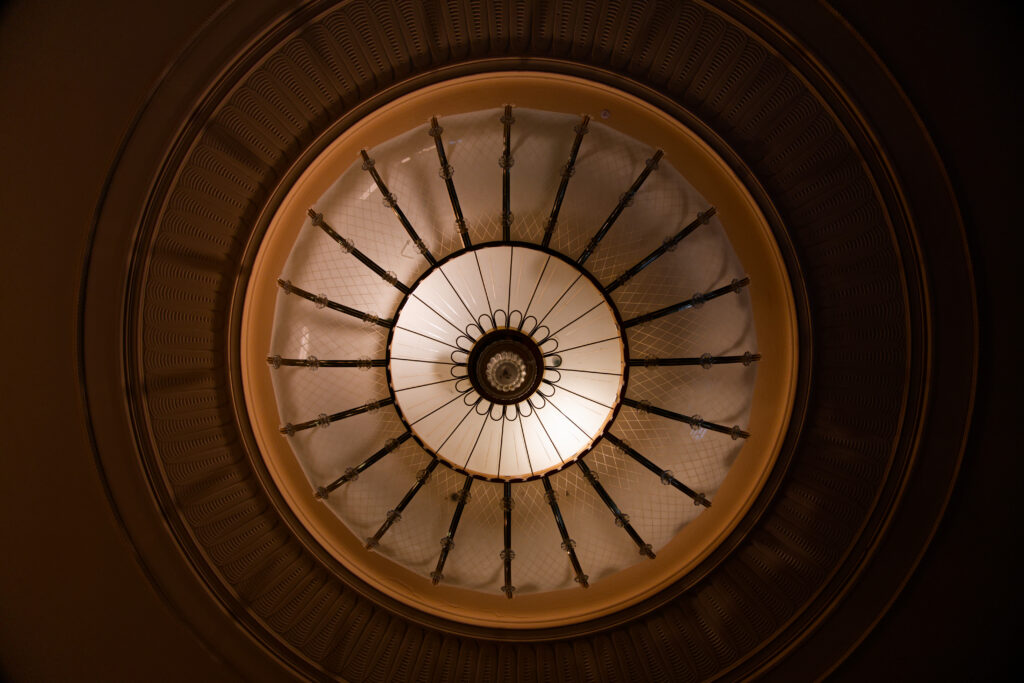 Deckenleuchte im Foyer der Volksbühne in Berlin: DC-S9 · f/4 · 1/160sec · ISO-1000 · 24mm · 2025-01-14 11:26:35